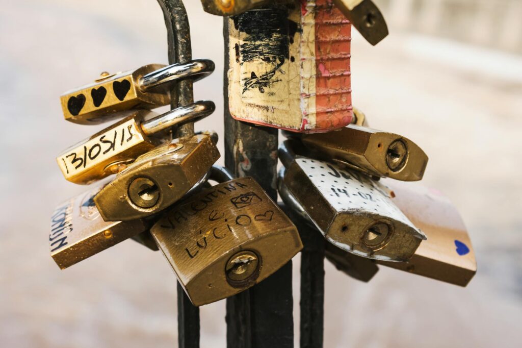 Digital lock and key symbolizing how SNARKs enable users to prove knowledge without revealing private information, ensuring data privacy.