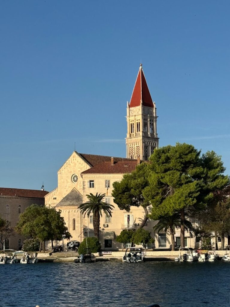 Digital fortress symbolizing the protection of crypto assets from Miner Extractable Value (MEV).