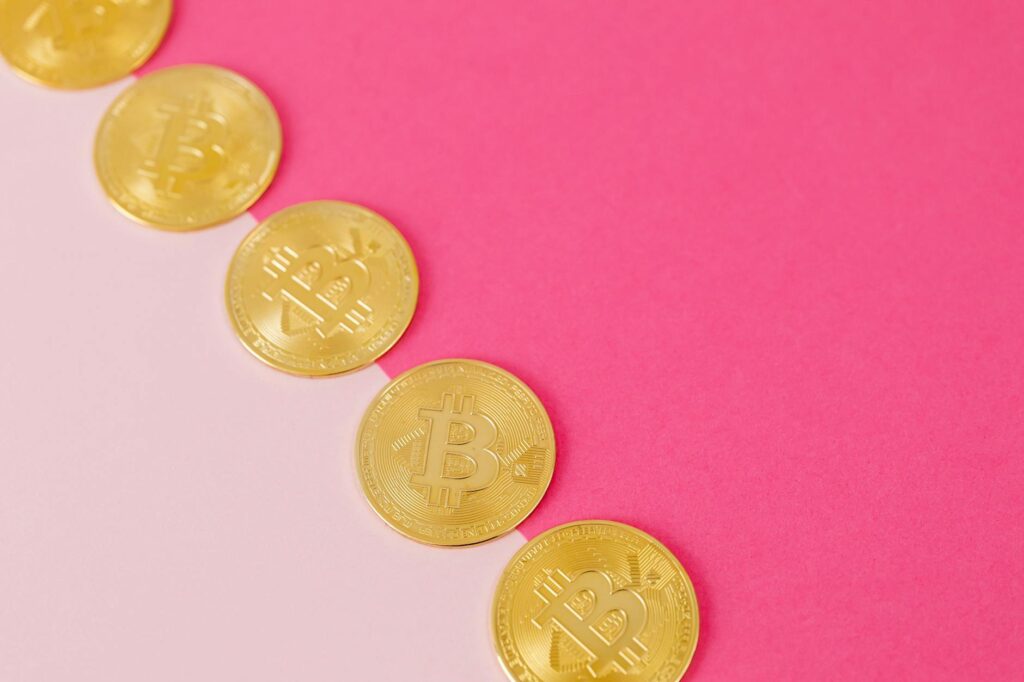 A symbolic image of a balanced scale weighing Bitcoin against a pile of altcoins, illustrating portfolio diversification.